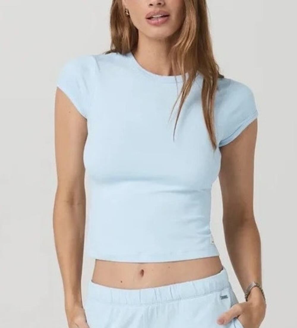 NWT Vuori Halo Baby Tee Womens Medium Soft Sky Heather Blue Athletic Gym Lounge